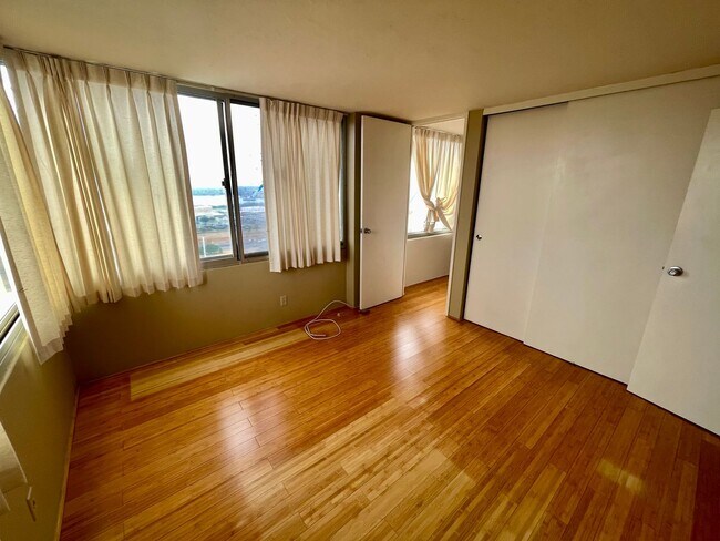 Building Photo - 1 Bedroom/1Bathroom/1Parking Unit Available Soon in Century Park Plaza!