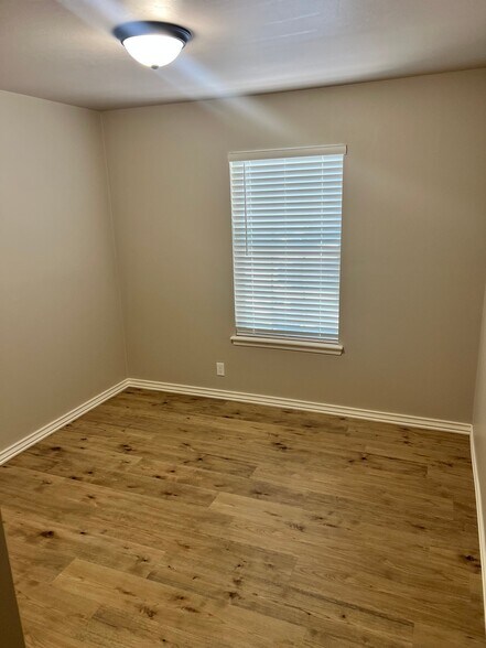 Building Photo - 1615 Iowa St