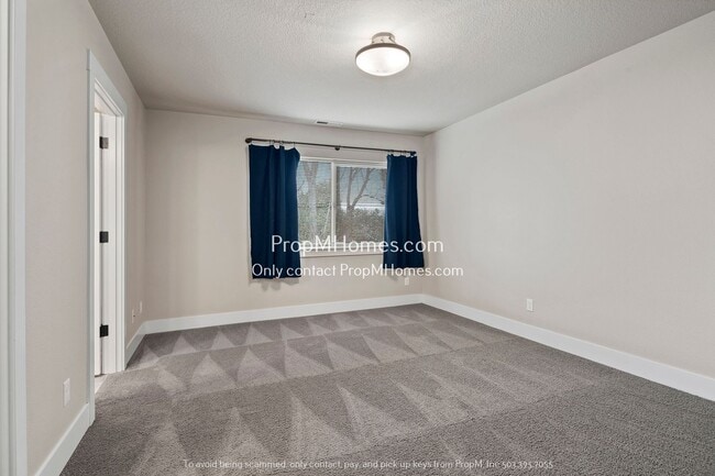 Building Photo - Terrific Milwaukie Three Bedroom Townhome - Close to Providence!