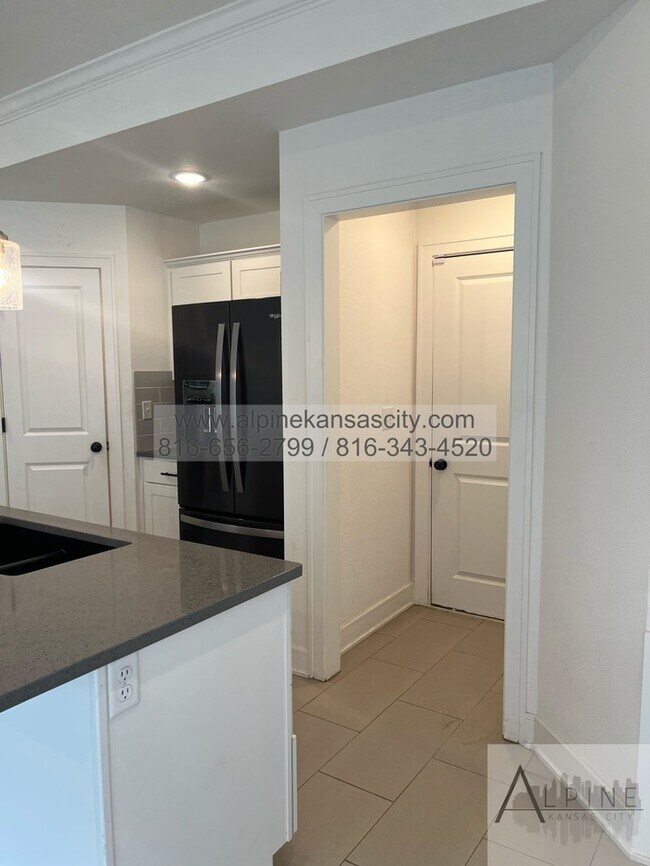 Building Photo - Beautiful Parkville Town Home Coming Soon!