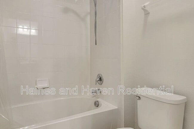 Building Photo - 164 Primrose Dr
