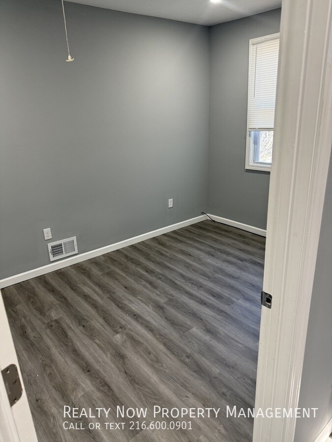 Building Photo - 2054 W 98th St