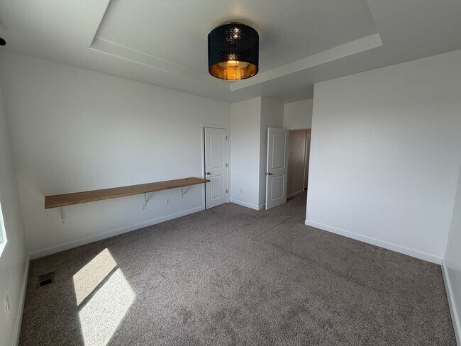 Building Photo - 8285 Lakeshore Dr