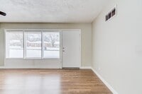 Building Photo - 110 De Smet Dr