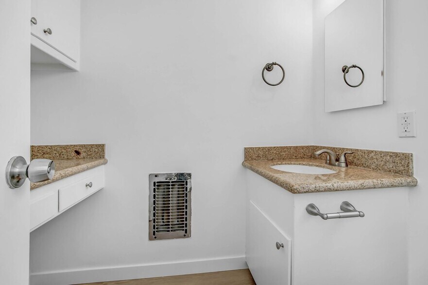 Building Photo - 744 S Windsor Blvd