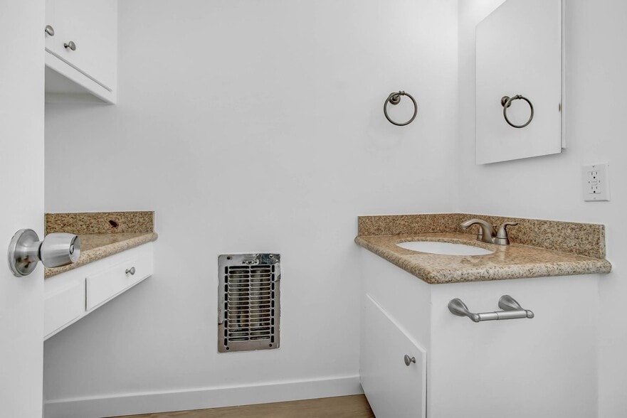 Building Photo - 744 S.Windsor Blvd. - just south of Wilshire Blvd.