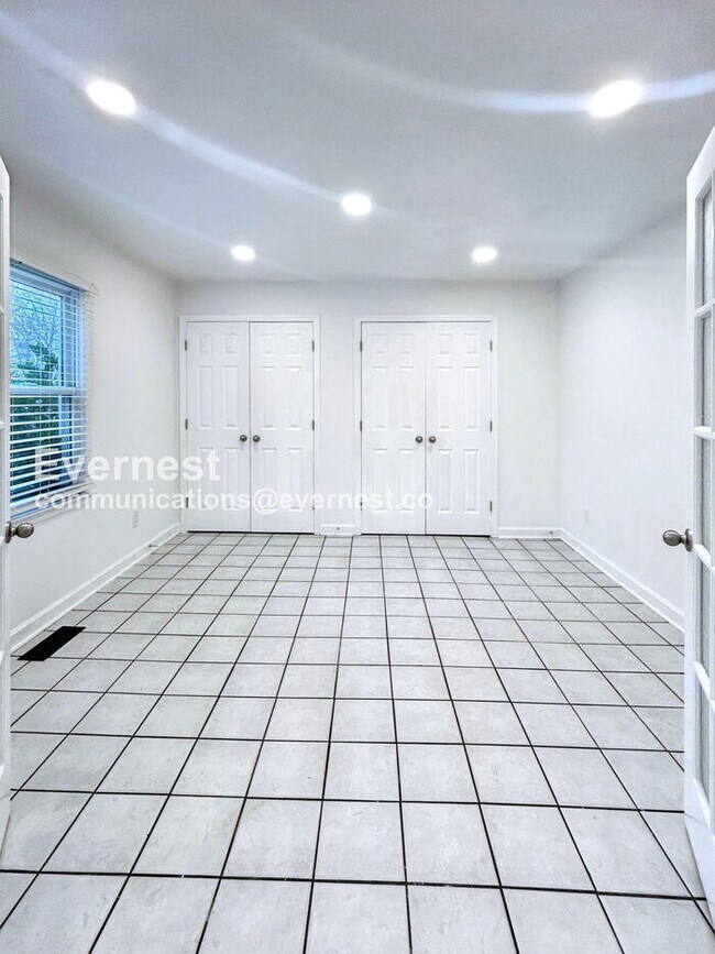 Building Photo - 3501 Shaker Dr