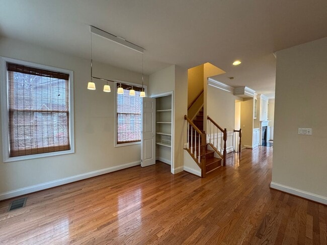 Building Photo - Gorgeous 3 Bed 3 Bath End Unit Brick Townh...