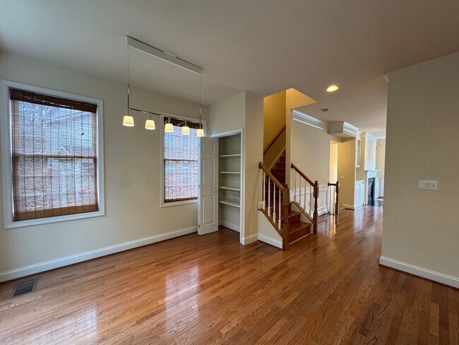 Building Photo - Gorgeous 4 Bed 3 Bath End Unit Brick Townh...