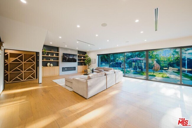 Building Photo - 5141 Varna Ave