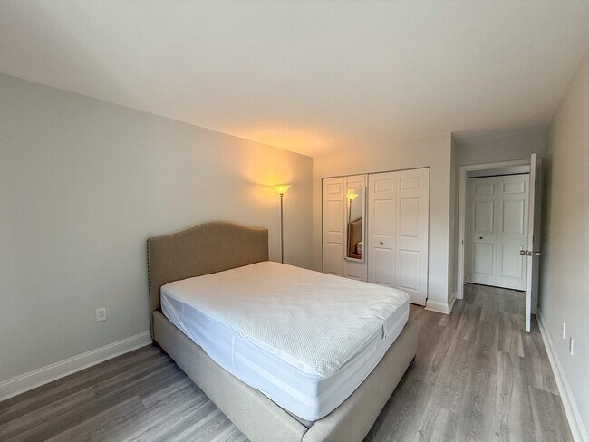 Building Photo - 28 Kenmar Dr