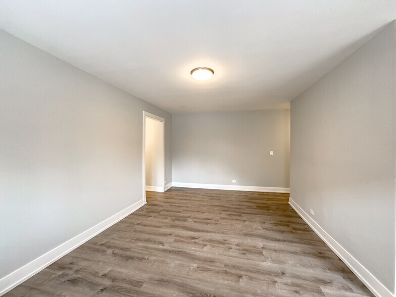 Building Photo - 535 W Surf St