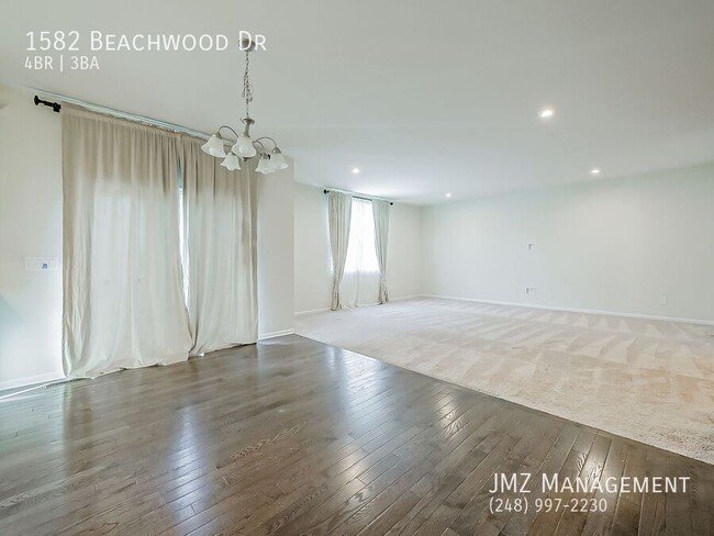 Building Photo - 1582 Beachwood Dr