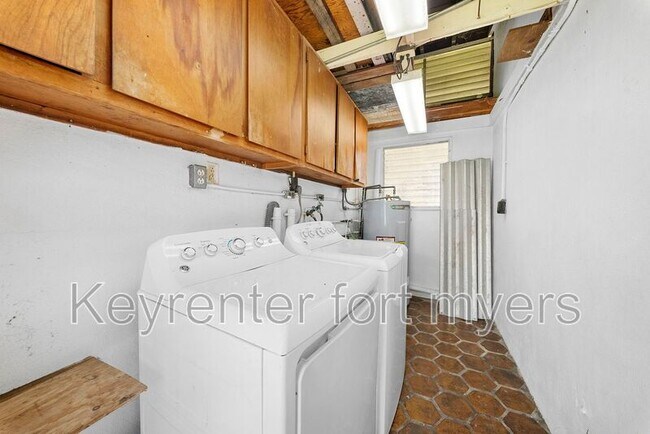 Building Photo - 275 Lakeview Dr