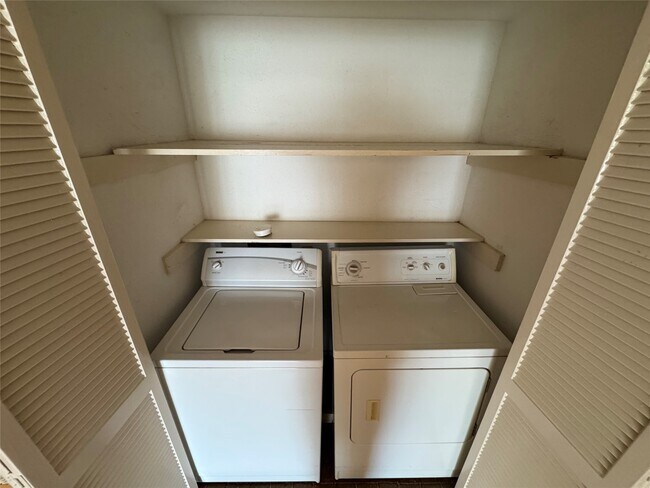 Building Photo - 2100 Tanglewilde St