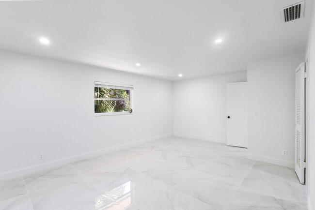Building Photo - 16790 Glasgow Dr E