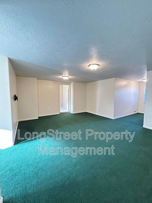 Building Photo - 852 Marilyn Dr