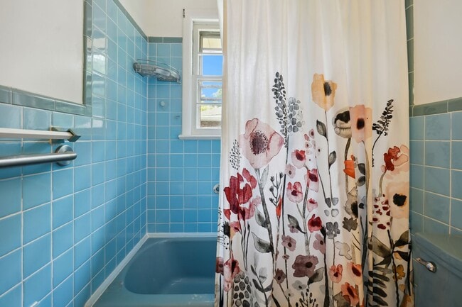 Building Photo - Spacious Split Level on Sundale Stone's Th...