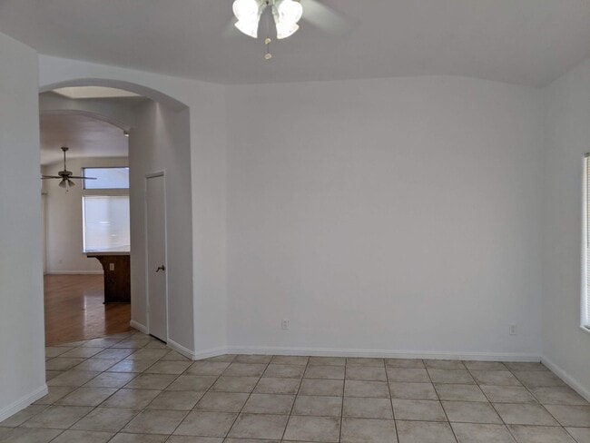 Building Photo - NW home offering plenty of amenities, clos...