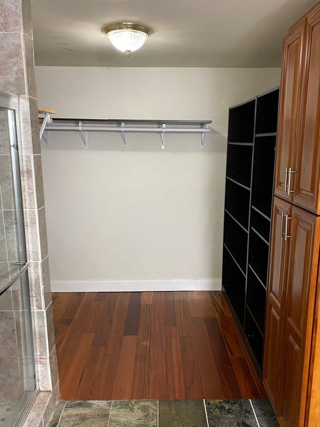 Building Photo - 3 bed/ 2 bath Two Story House overlooking Lake Washington, $3,175/mo