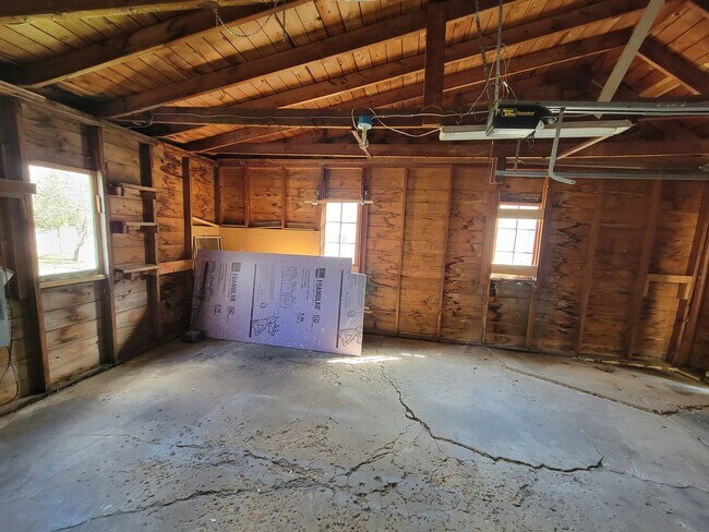 Building Photo - 3 Bed 2 Bath House