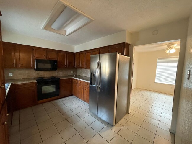 Building Photo - 3/2 Southside 1800 sqft, pet friendly, enclosed yard