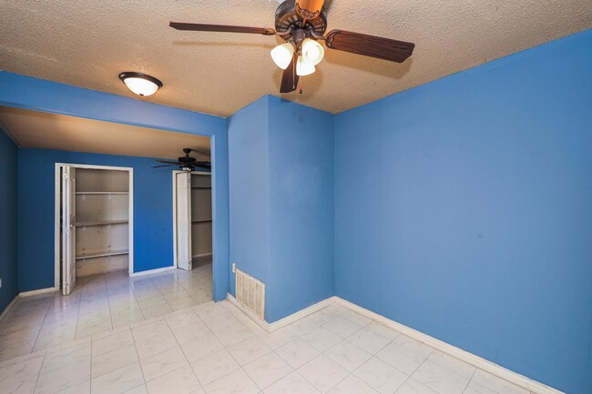 Building Photo - 806 Bustamante St