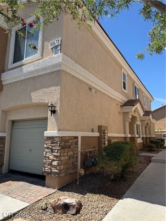 Building Photo - 10573 Petricola St