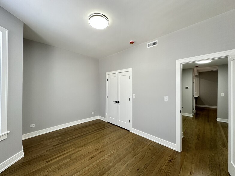 Building Photo - 3842 N Wilton Ave