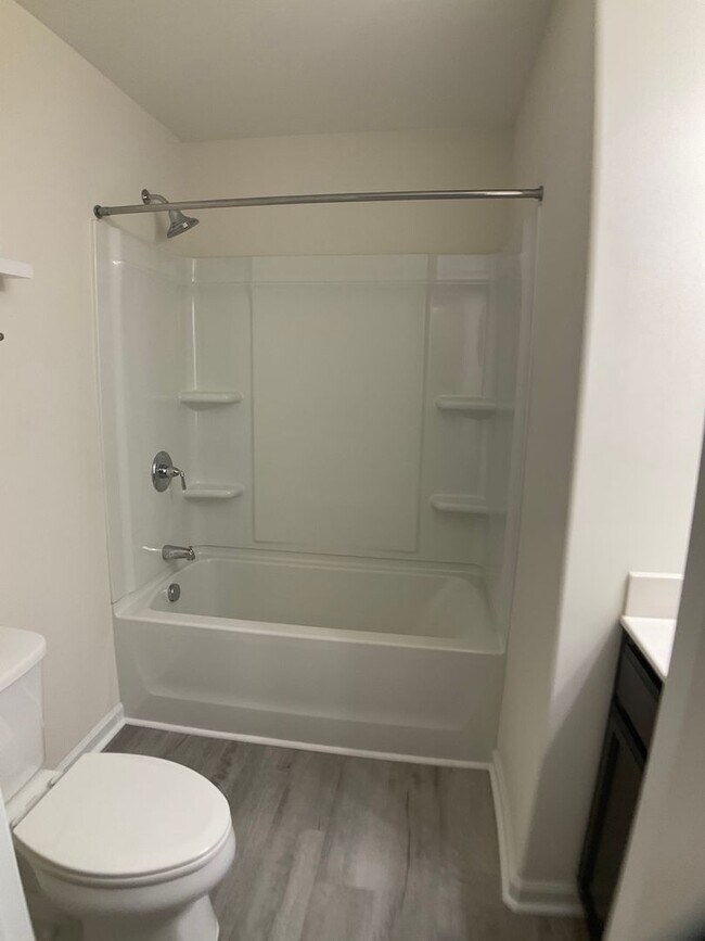 Building Photo - Almost Brand New 3 bed, 2 Bath with 1 Car ...