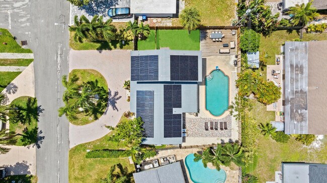 Building Photo - 865 NE 23rd Terrace