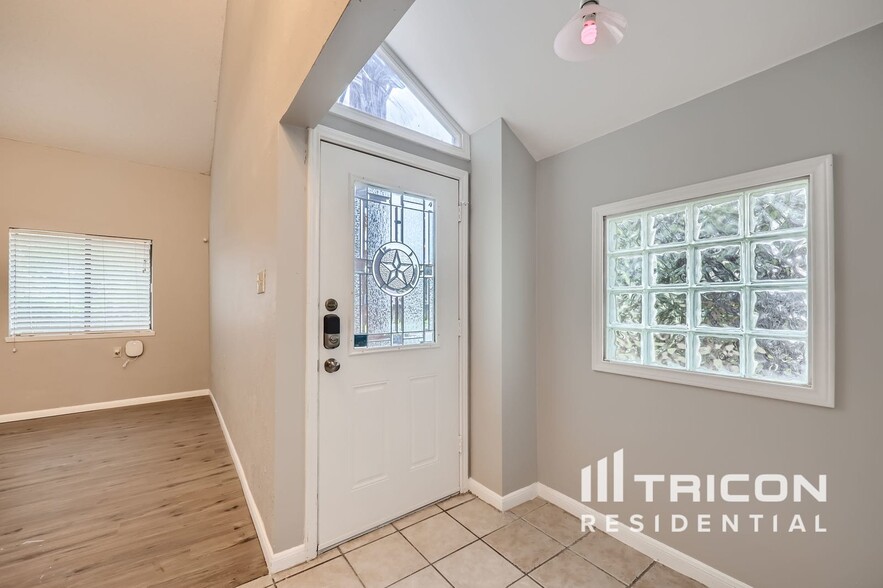 Building Photo - 3305 Castle Dr