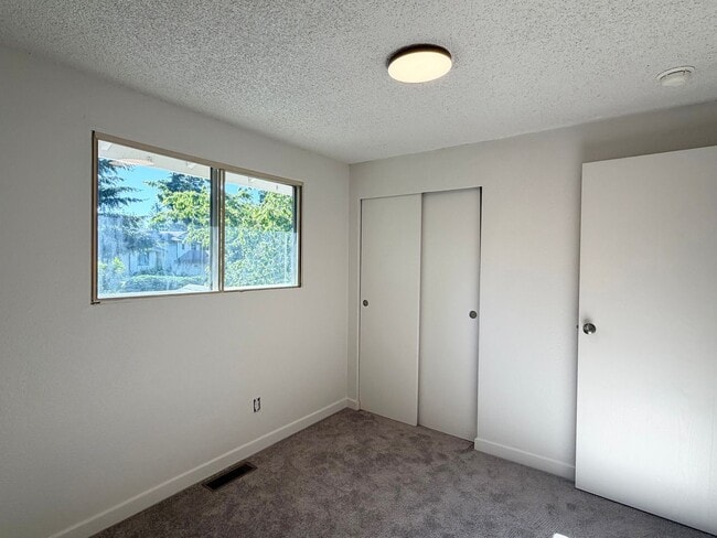 Building Photo - Fully updated 4 bedroom Federal Way home