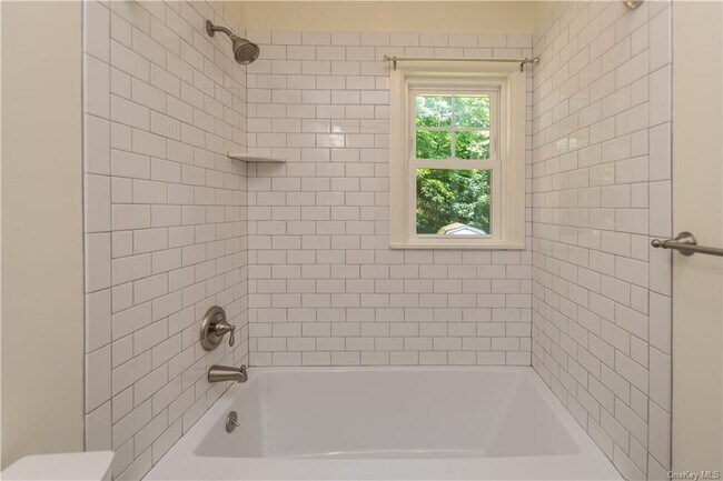 Building Photo - 5 Boxwood Close