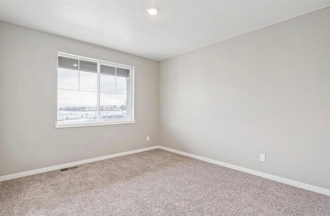 Building Photo - Newer 5-Bedroom Home Including All Applian...
