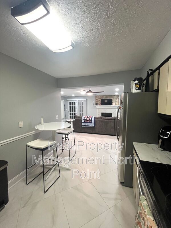 Building Photo - 5127 Village Green Way