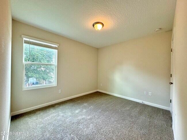 Building Photo - 826 5th Ave S