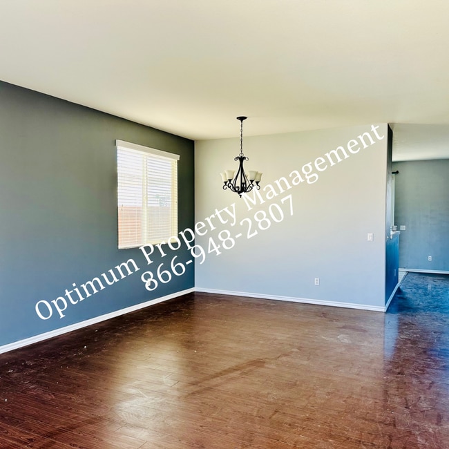 Building Photo - Modern Elegance and Comfort!