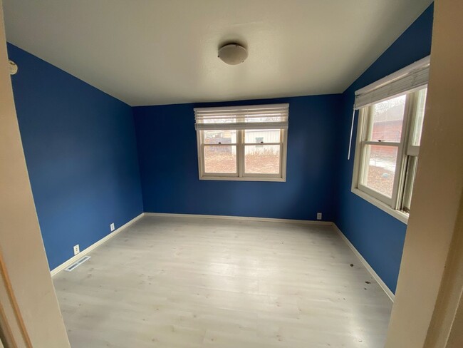 Building Photo - Bright & Spacious 2 bedroom Home