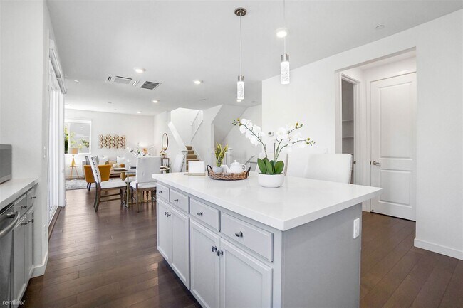 Building Photo - 3 br, 3 bath House - 5856 Cadence Avenue