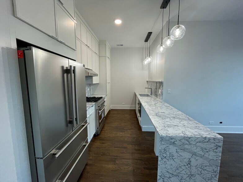 Building Photo - 1647 W Hubbard St