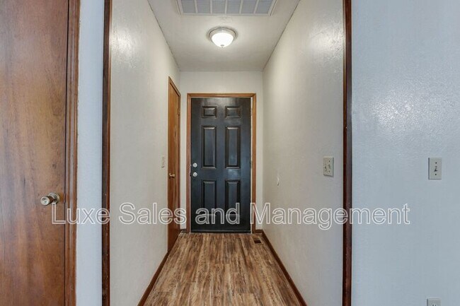 Building Photo - 1705 N Gleason Ave