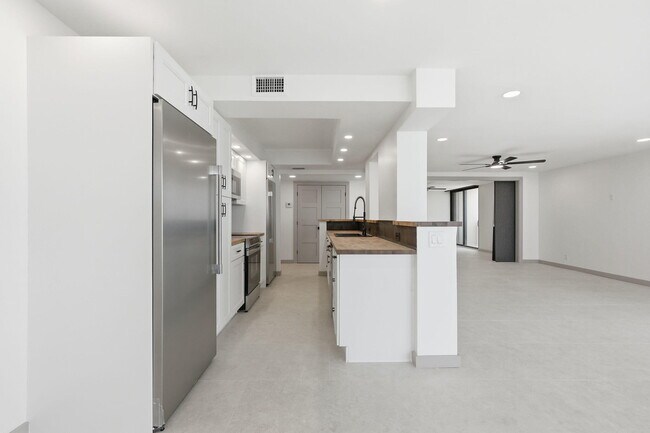 Building Photo - 5460 N Ocean Dr