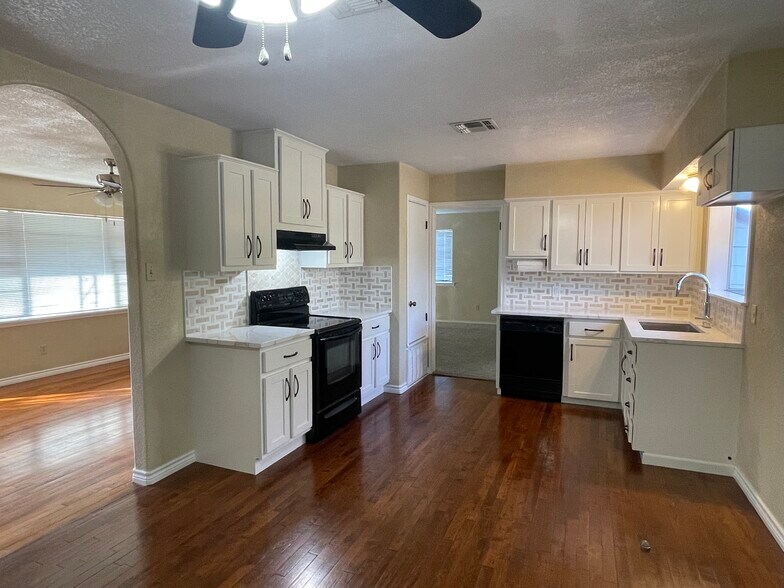 Kitchen - 322 Saint Louis Ave