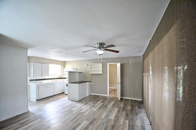 Building Photo - 517 E Martindale St