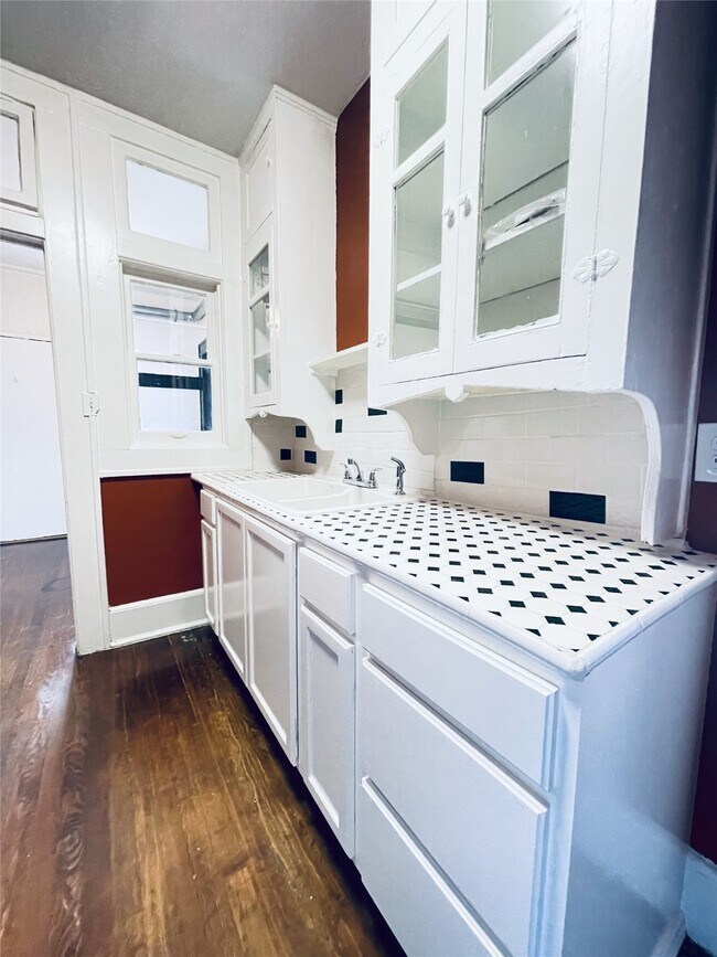 Building Photo - 614 Peden St