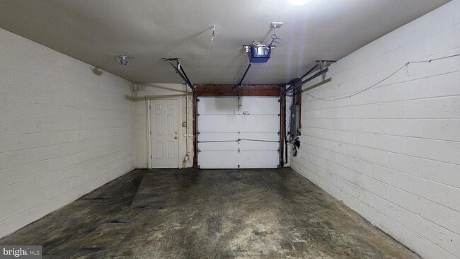 Building Photo - Arlington Townhouse With Attached Garage!