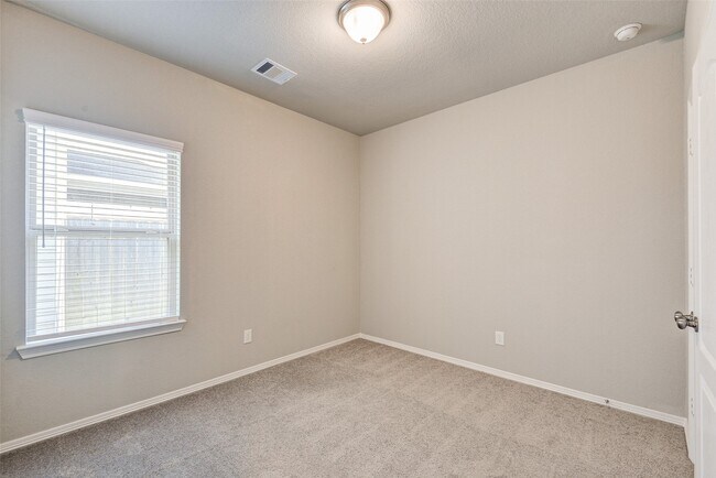 Building Photo - 40735 Gate Ridge Dr