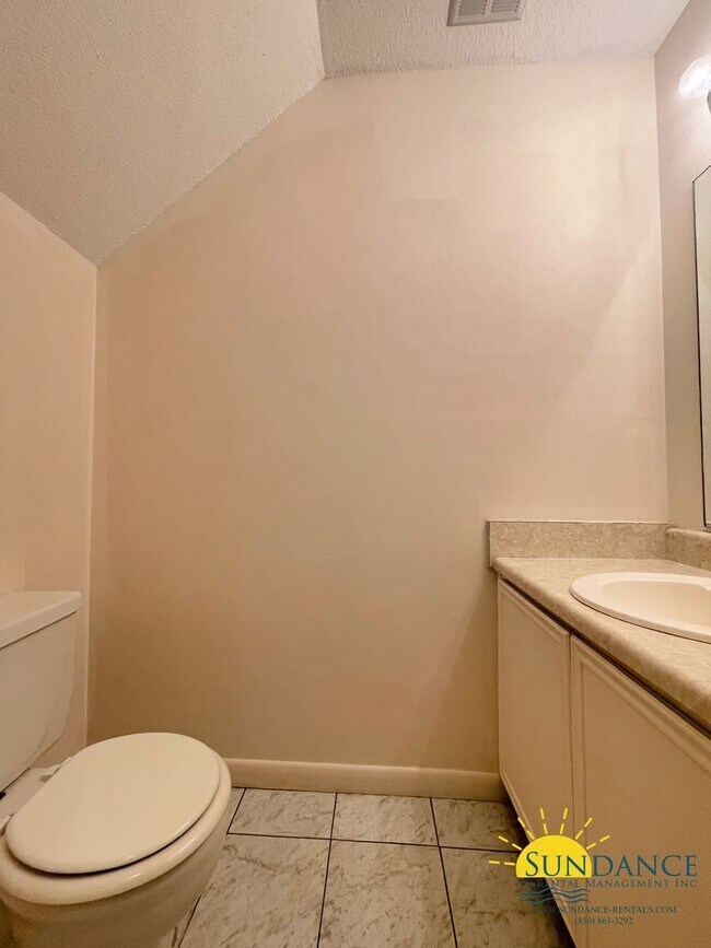 Building Photo - Great Centrally Located 2 Bedroom Townhous...