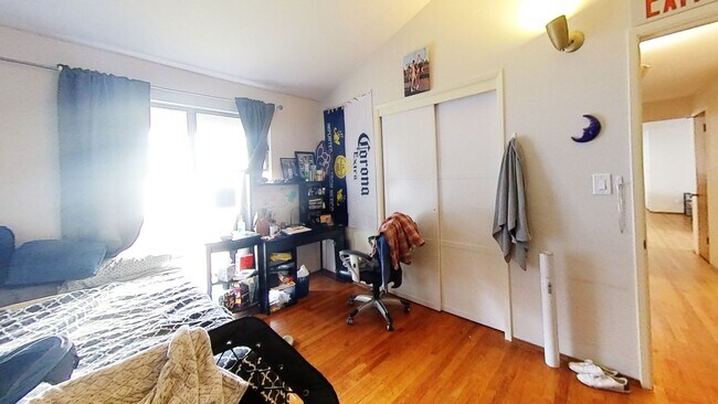 Building Photo - WALK TO SDSU! 5 bed 2 bath House w/ A/C